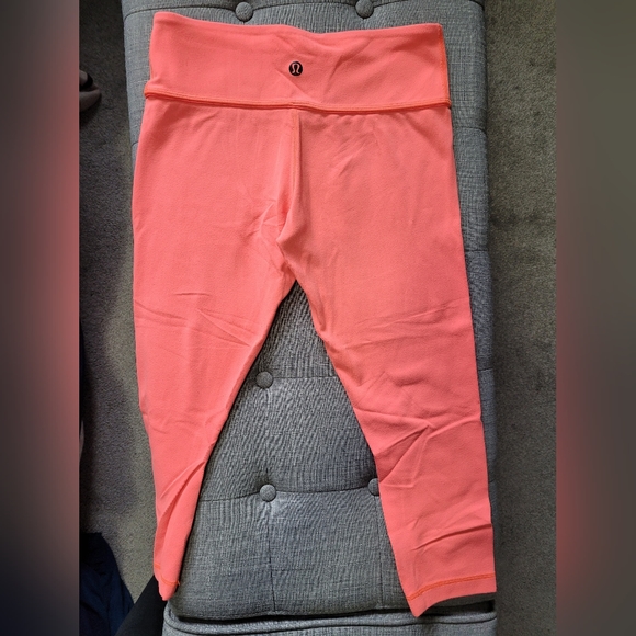 Lululemon reversible crop Sz 6 - Picture 1 of 5